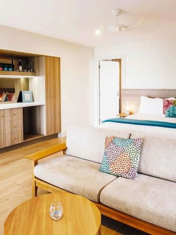 Gemütliches Zimmer mit Sofa, Bett und stilvollem Regal