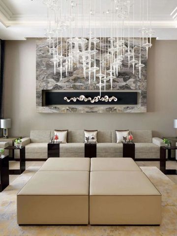 Eleganter Loungebereich mit luxuriöser Dekoration und moderner Beleuchtung