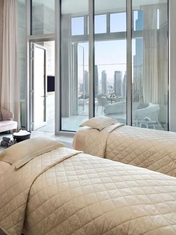 Luxuriöses Spa-Zimmer mit zwei Betten und Balkonblick auf Dubai