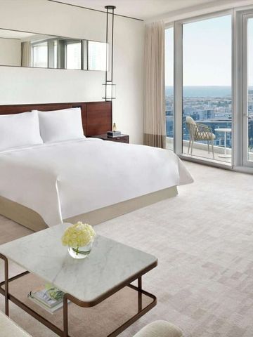 Elegantes Schlafzimmer mit Stadtblick und modernem Dekor