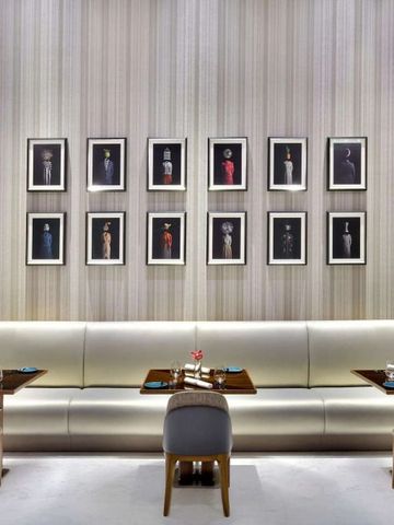 Eleganter Restaurantbereich mit Wandbildern und modernen Sitzgelegenheiten