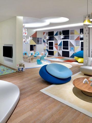 Kinderbereich mit bunten Möbeln und Spielflächen