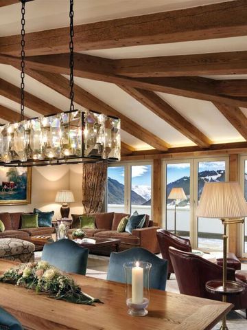Luxuriöses Wohnzimmer mit großem Fenster und Bergblick