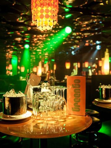 Stimmungsvolle Bar mit Lichteffekten und Getränken auf dem Tisch