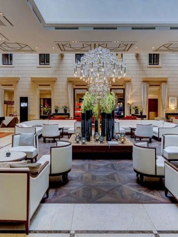 Luxuriöse Lobby des Anantara Palais Hansen mit prächtigem Kronleuchter