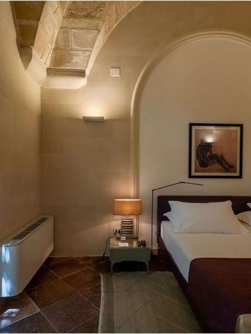 Gemütliches Zimmer mit Gewölbedecke und kunstvoller Beleuchtung