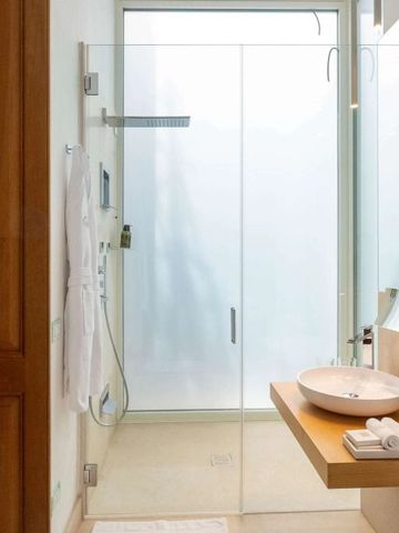 Modernes Badezimmer mit Glasdusche und stilvollem Waschbecken