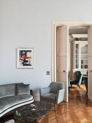 Lichtdurchfluteter Raum mit eleganten Möbeln und Kunstwerken an der Wand