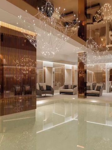 Glamouröser Innenpool mit funkelnden Hängeleuchten im luxuriösen Ambiente