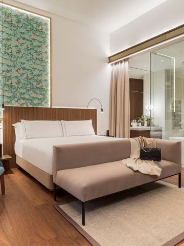 Modernes Hotelzimmer mit stilvollem Interieur und offenem Badezimmerdesign