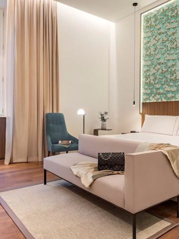 Gemütliches Hotelzimmer mit eleganter Einrichtung und hellem Tageslicht
