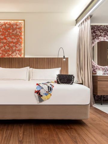 Modernes Hotelzimmer mit kunstvoller Wanddekoration und komfortabler Atmosphäre