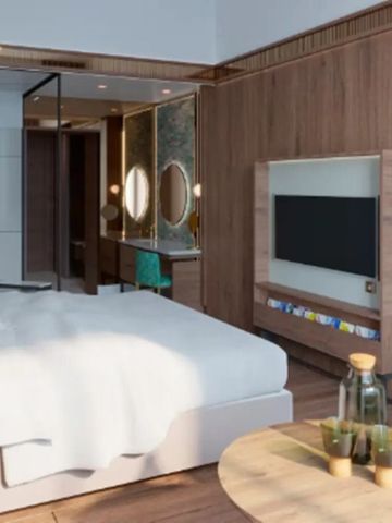 Modernes Hotelzimmer mit Holzvertäfelung und großem Flachbildfernseher.