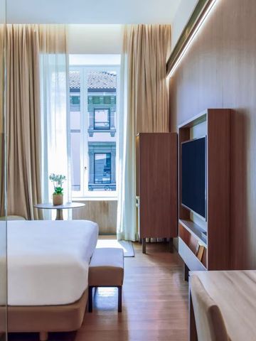 Hotelzimmer mit modernem Design und großem Fenster mit Ausblick.