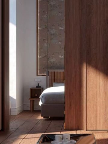 Detail des Hotelzimmers mit Holzdetails und gemütlicher Beleuchtung.