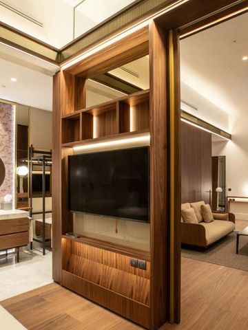 Luxuriöse Suite mit Holztrennwand und modernem Design