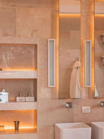 Detailreiche Badezimmergestaltung mit moderner Beleuchtung.