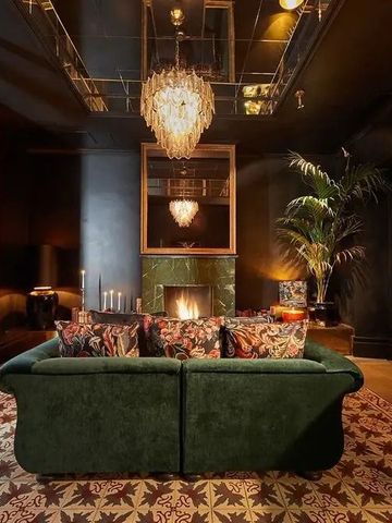 Gemütliche Lounge mit Kamin und stilvollem Design
