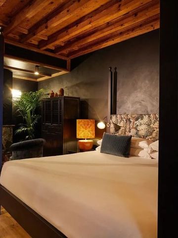 Elegantes Schlafzimmer mit Holzelementen und modernem Interieur