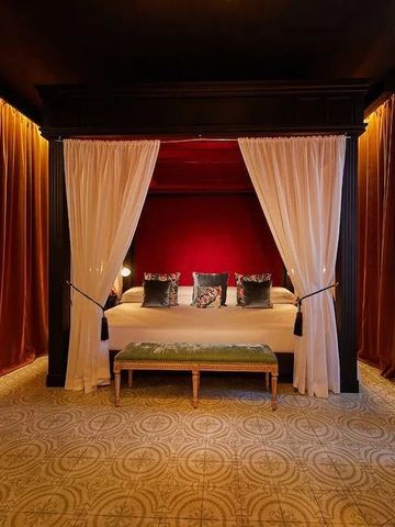 Luxuriöses Schlafzimmer mit Vorhängen und eleganter Dekoration