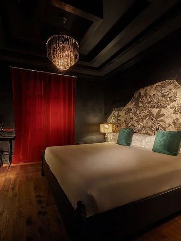 Romantisches Schlafzimmer mit dunklen Tönen und kunstvollen Details