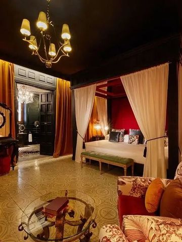 Elegantes Schlafzimmer mit Himmelbett und luxuriösen Vorhängen