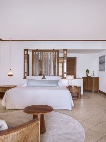Geräumiges Hotelzimmer mit großem Doppelbett und moderner Einrichtung