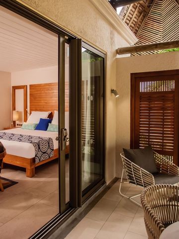 Hotelzimmer mit privater Terrasse und gemütlicher Einrichtung