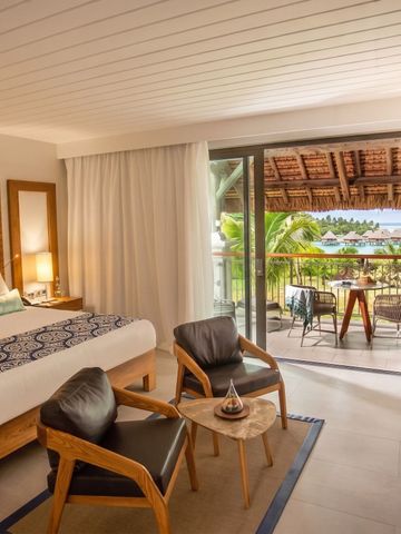 Modernes Hotelzimmer mit Balkon und Blick auf tropische Vegetation