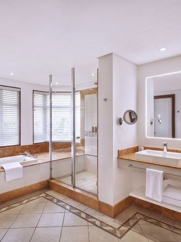 Modernes Badezimmer mit Badewanne und großem Spiegel