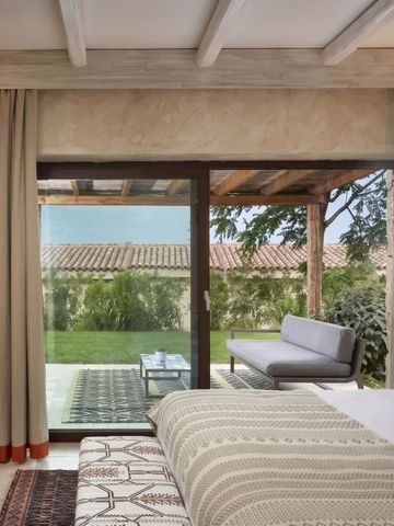 Helles Hotelzimmer mit Zugang zur privaten Terrasse und Garten.