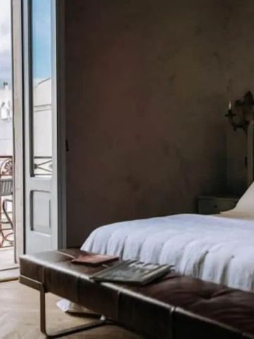 Helles Zimmer mit großem Bett, Balkon und modernem Interieur im Paragon 700.