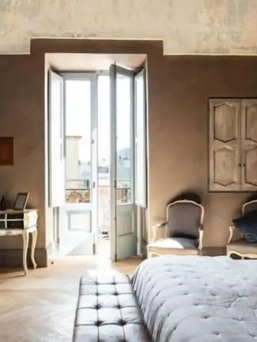 Helles Schlafzimmer mit weichem Tageslicht und antiken Möbeln im Paragon 700.