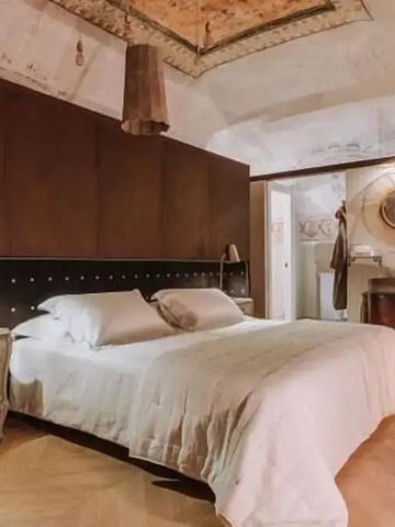 Geräumiges Zimmer mit edlem Bett und Vintage-Details im Paragon 700.