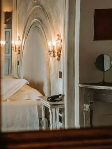 Reflexion eines stilvollen Hotelzimmers mit antiken Möbeln und Wandlampen
