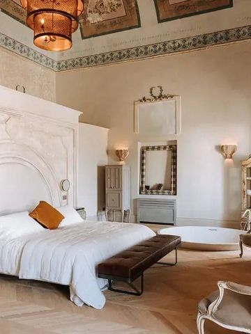 Luxuriöses Hotelzimmer mit großem Bett und freistehender Badewanne