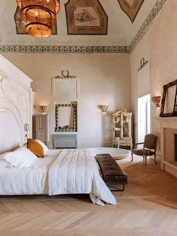 Hochwertig ausgestattetes Hotelzimmer mit Kamin und kunstvoller Decke