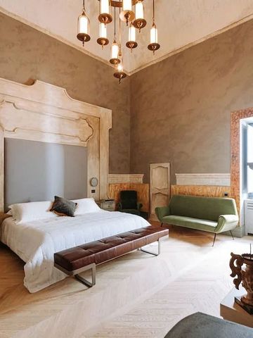 Großes Zimmer mit hohen Decken, eleganten Möbeln und stilvollen Dekorationen.