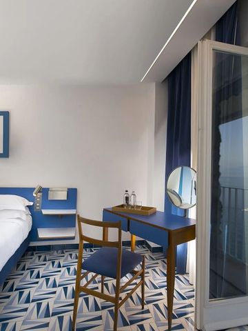 Hotelzimmer mit offenem Fenster und Sicht auf das Meer