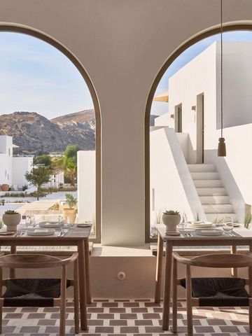 Restaurant mit Blick auf weißen Innenhof und Berge