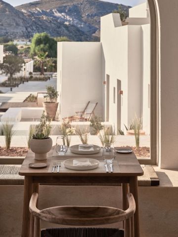 Tisch für zwei Personen mit Blick auf minimalistische Architektur im Freien