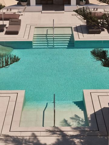 Großer Pool mit Liegen und klaren geometrischen Linien