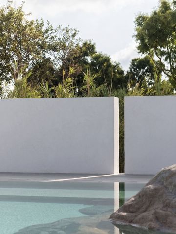 Moderne Architektur mit Pool und Natur im Hintergrund