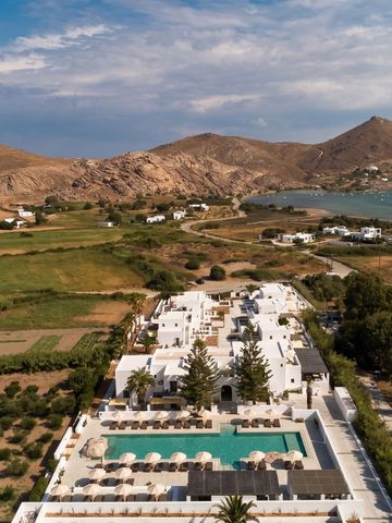 Luftaufnahme des Parīlio Hotels umgeben von Natur und Pool