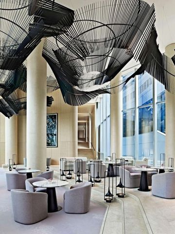 Elegante Hotel-Lounge mit moderner Kunstinstallation und stilvollem Mobiliar