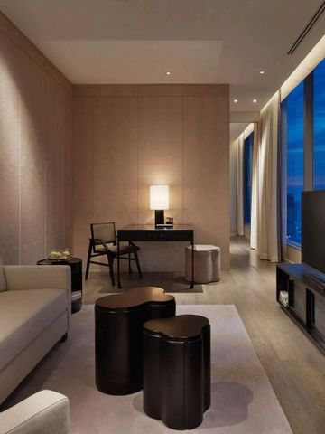 Wohnbereich mit Sofas, elegantem Tisch und beeindruckendem Fensterblick