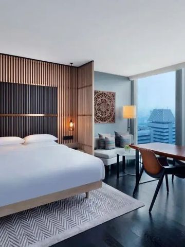 Geräumiges Zimmer mit großem Bett und Panoramafenster im Park Hyatt Jakarta