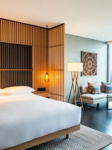 Luxuriöses Hotelzimmer mit großem Fenster und Stadtblick im Park Hyatt Jakarta