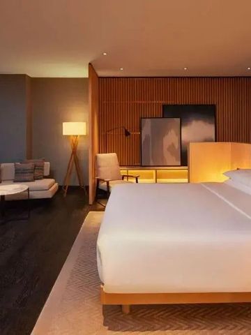 Modernes Hotelzimmer mit Holzakzenten und stilvoller Beleuchtung im Park Hyatt Jakarta