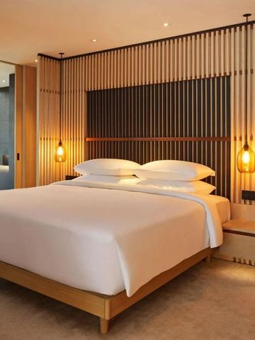 Helles Hotelzimmer mit King-Size-Bett und modernem Design im Park Hyatt Jakarta